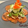 Salada de carpaccio de caqui com figo  mussareal de bufala