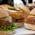Joe & Leos relana o Mini Trip Burger para comemorar os 20 anos da rede